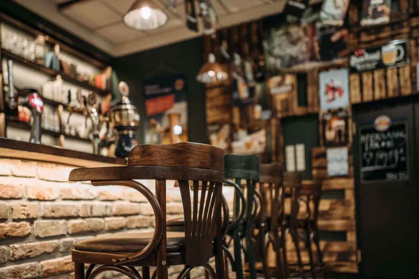 La sala del pub, legno e luce calda
